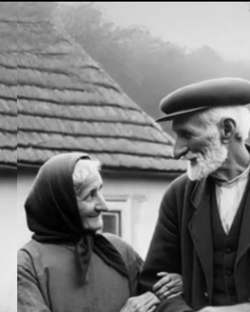 Opravená černobílá fotografie staršího páru